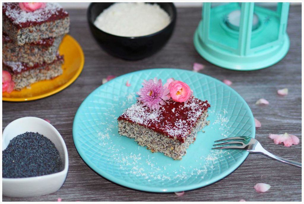 Low-Carb Mohn-Kokos-Schnitten mit Schoko-Erdbeer-Haube - Wiewowasistgut