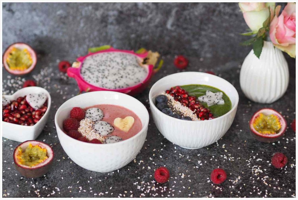 exotische-smoothie-bowls-mit-wintergewuerzen-obst-acai-gerstengras-detox