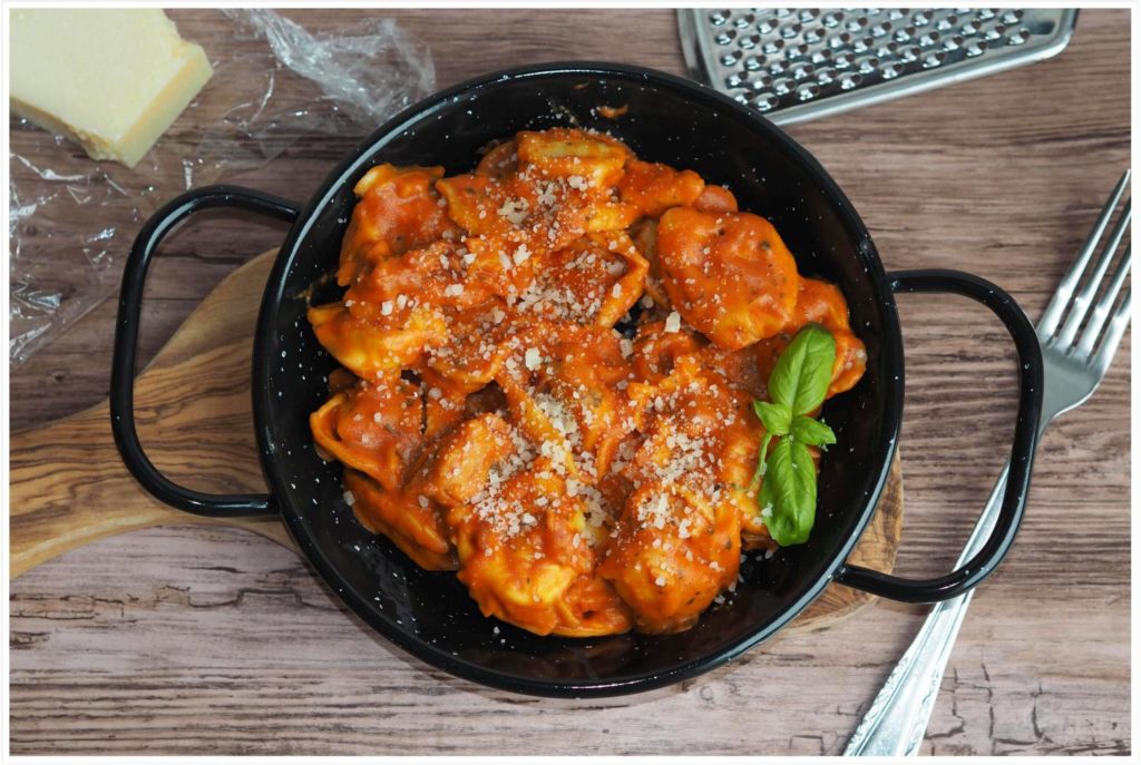 tortellini-mit-selbstgemachter-tomaten-kraeutersosse