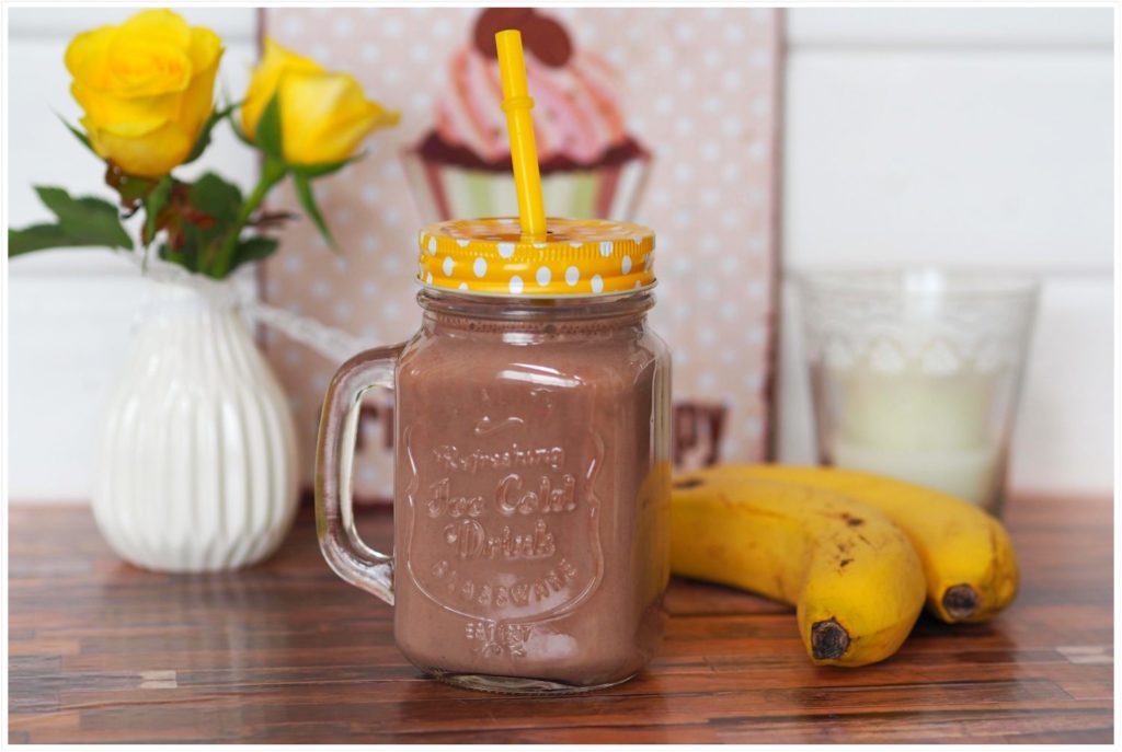 schoko-bananen-milchshake-selbstgemachtem-kakaopulver-fruehstueck