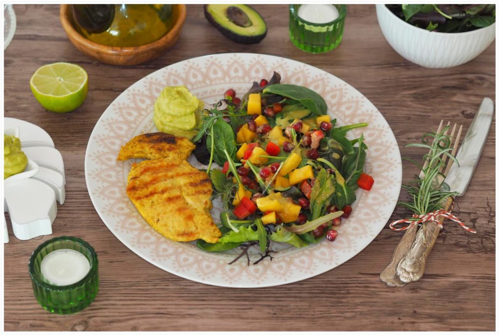 sommersalat-mit-haehnchen-avocado-mango-creme-salat