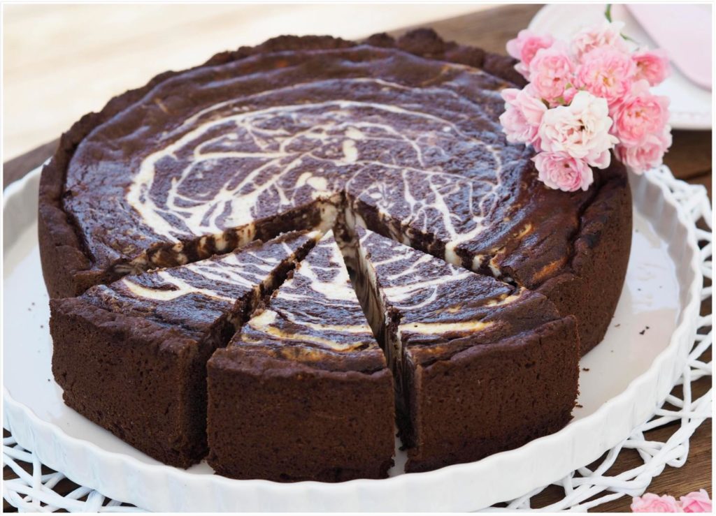 kaesekuchen-schwarz-weiss-kaffee-kaffeetafel
