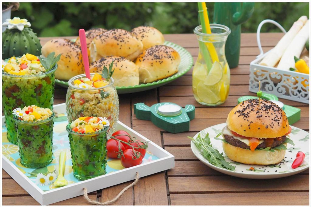 hamburger-mit-dinkelbroetchen-couscous-mango-salat –kraeutern-grillen