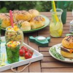 hamburger-mit-dinkelbroetchen-couscous-mango-salat –kraeutern-grillen