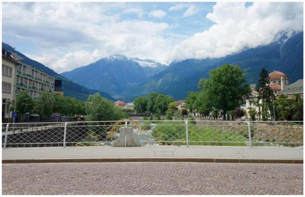 lana-suedtirol-mediterranes-flair-trifft-auf-gruene-wiesen-berge
