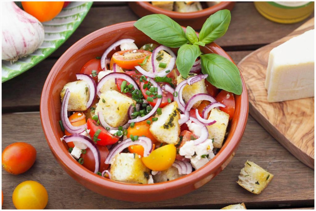 Panzanella: Toskanischer Brotsalat mit Kräuterdressing - Wiewowasistgut