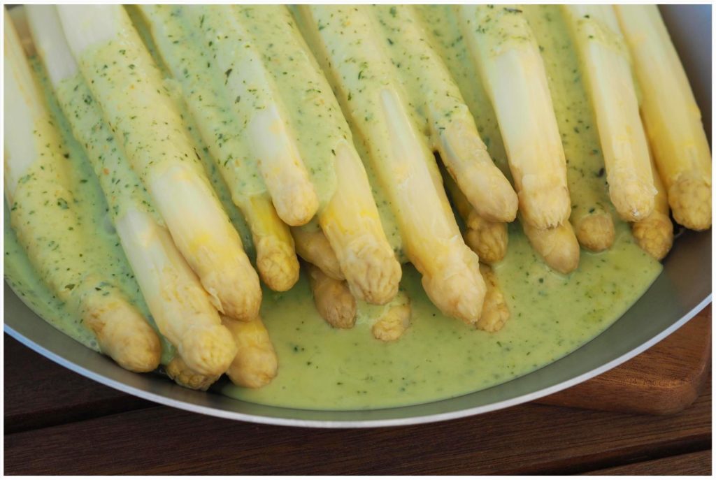spargel-mit-kraeutersoessle-mediterraner-broetchensonne-kräuter