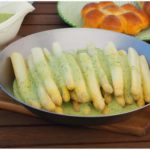 spargel-mit-kraeutersoessle-mediterraner-broetchensonne-kräuter