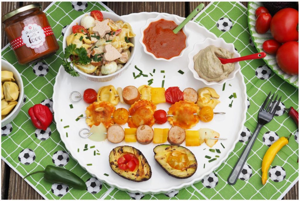 grillparty-tortellini-wurstsalat-spiesse-fussball