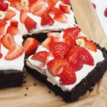 brownie-mit-mascarpone-kokosjoghurt-creme-und-erdbeeren