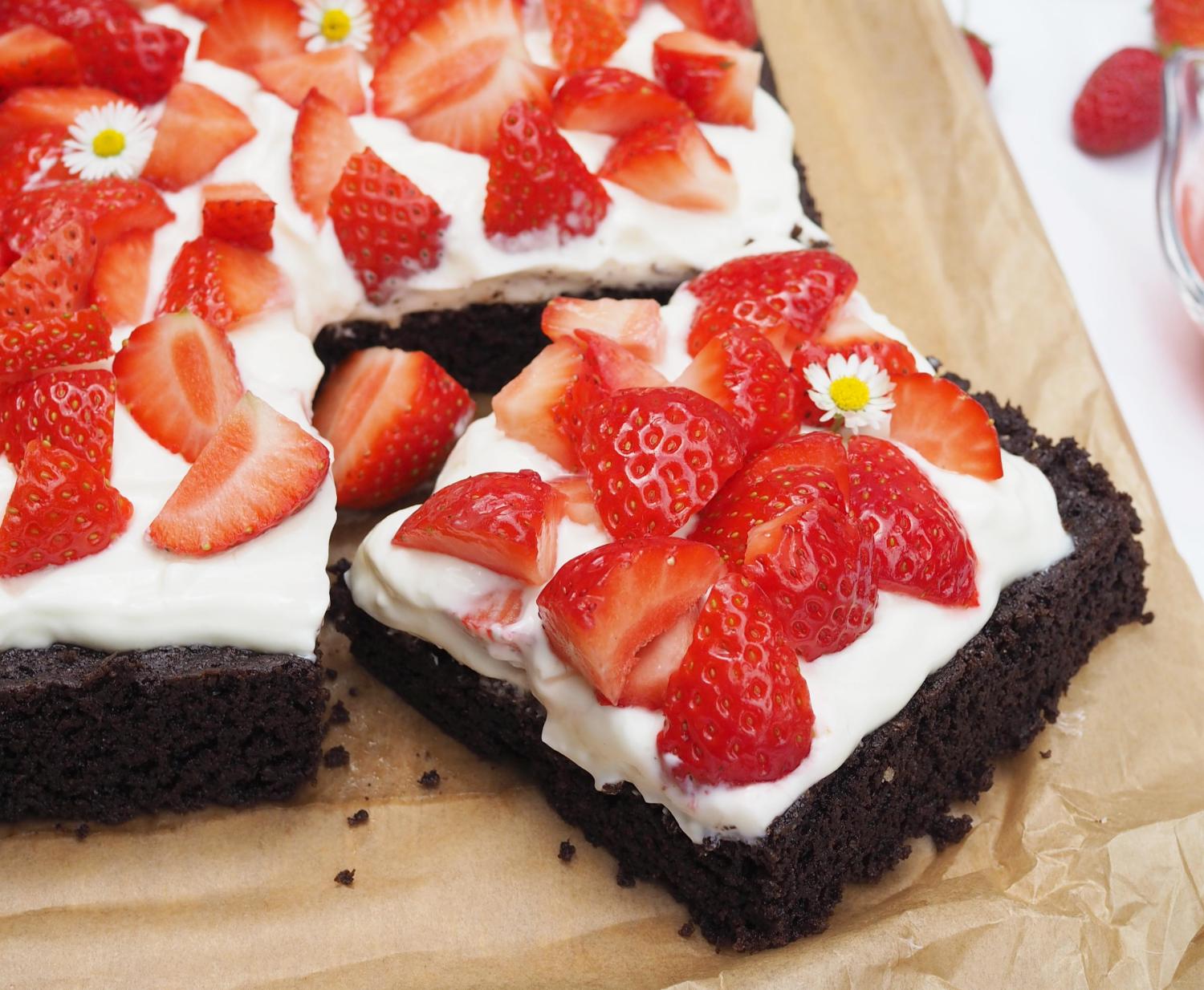 Brownie mit Mascarpone-Kokosjoghurt-Creme und Erdbeeren - Wiewowasistgut