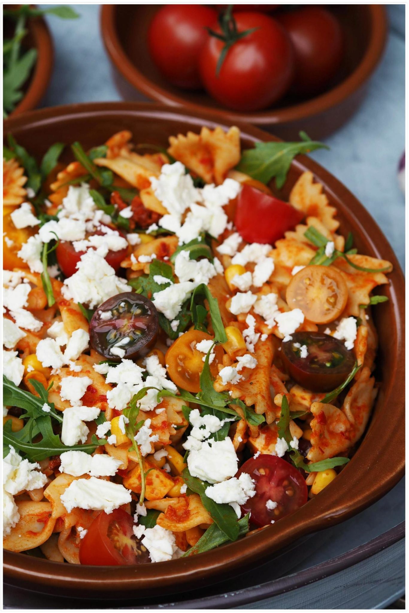 Nudelsalat mit Ajvar, Rucola &amp; gerösteten Pinienkernen - Wiewowasistgut