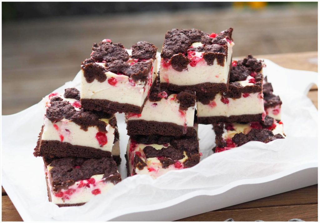 blech-kaesekuchen-mit-schokostreuseln-johannisbeeren-streusel-kakao-russicher-zupfkuchen