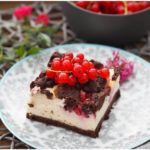 schwarz-weisser-kaesekuchen-johannisbeeren-streusel-kakao-russicher-zupfkuchen