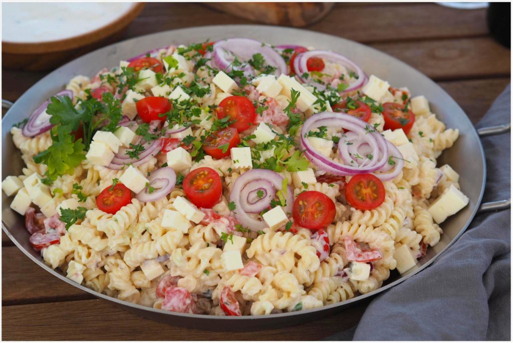 perfekte-grillbeilage-tzatziki-nudelsalat-mit-viel-knoblauch