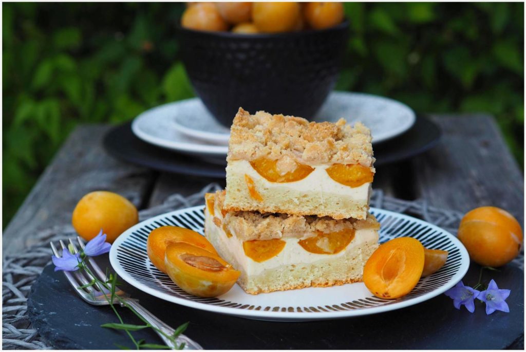 Käse-Blechkuchen mit gelben Pflaumen und Mandel-Streusel-Haube ...