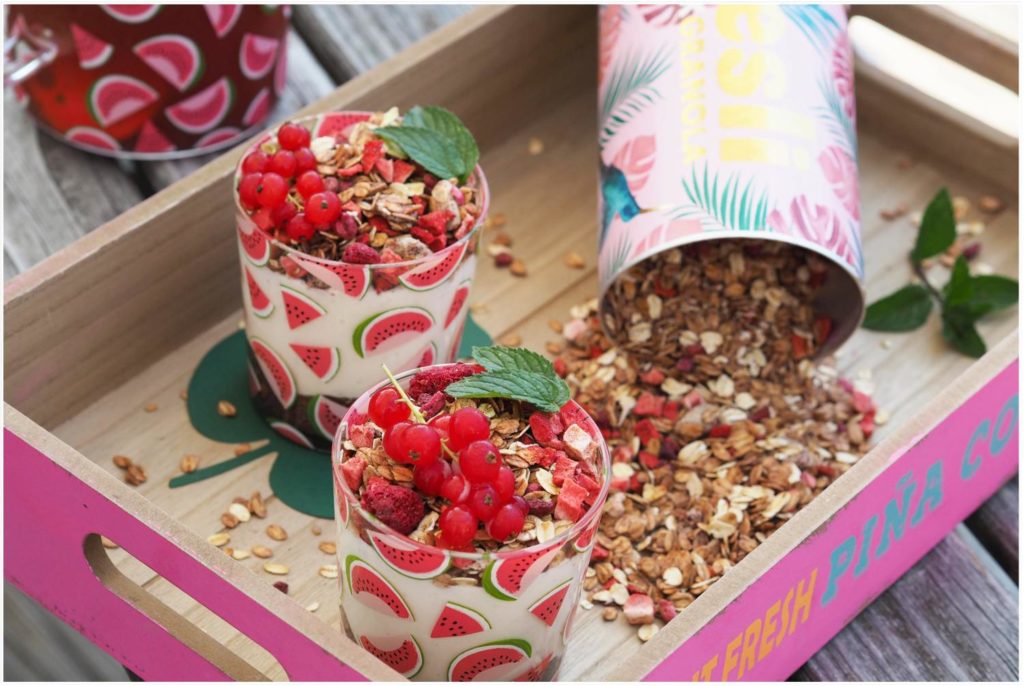 eisgekuehltes-fruehstueck-maracuja-chia-pudding-mit-fruchtjoghurt-und-mueslitopping