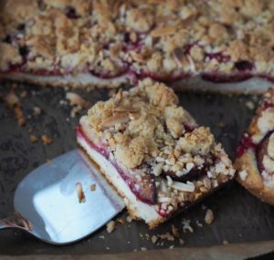 pflaumenkuchen-vom-blech-mit-streuseln-quark-ölteig