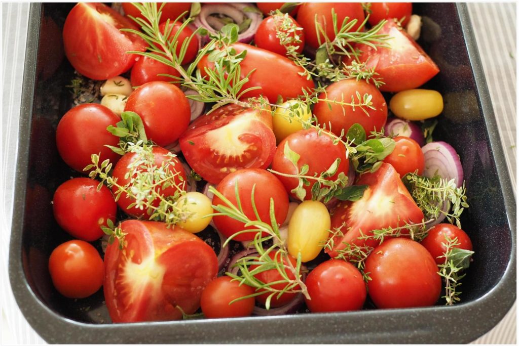 tomatensosse-aus-dem-backofen-tomaten-kraeuter-garten