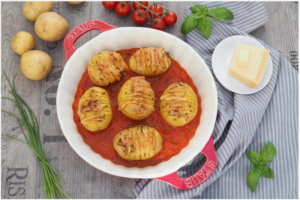 hasselback-kartoffeln-tomatensosse-bayerische-kartoffel