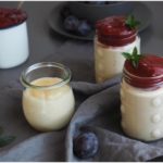 selbstgemachter-vanillepudding-mit-pflaumenkompott