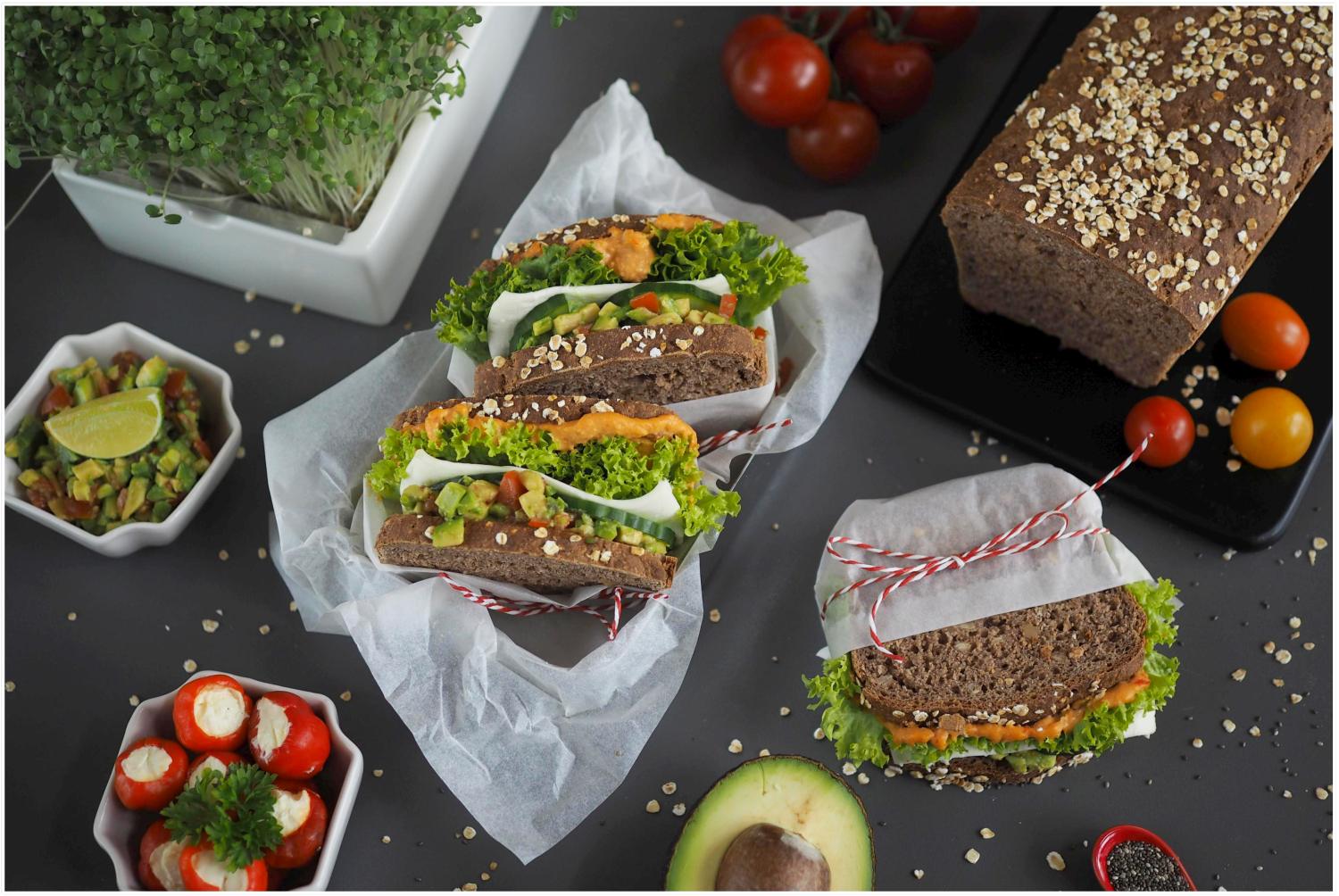 Vollkorn-Walnussbrot-Brot mit Hummus, Mozzarella & Avocado-Salsa - Wiewowasistgut