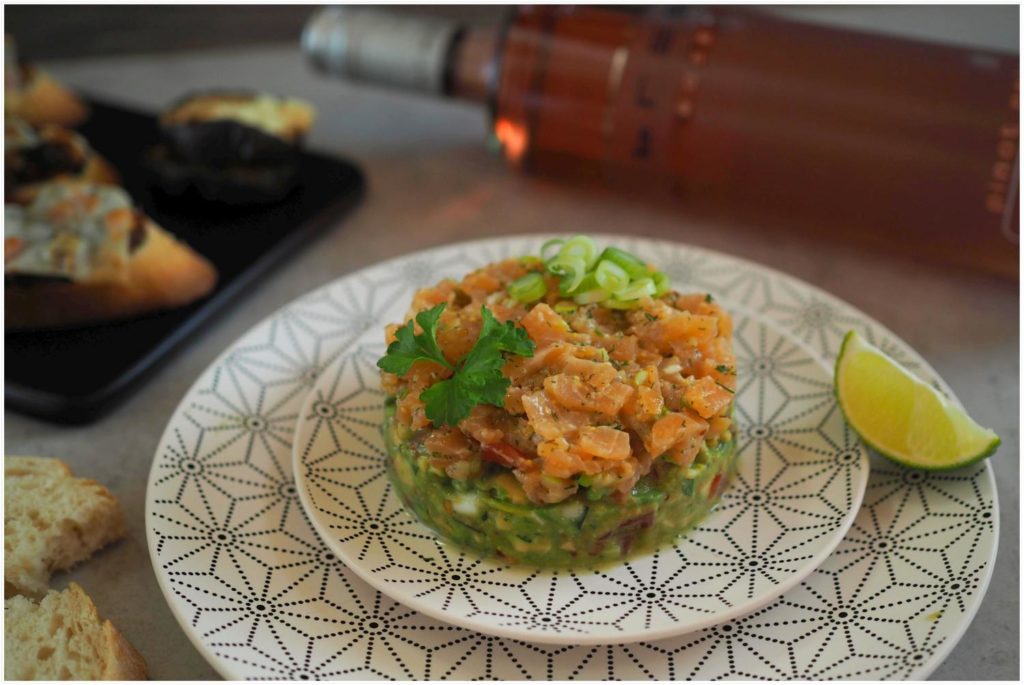 geraeucherter-lachs-auf-avocado-tomaten-salsa-mit-honig-senf-dressing