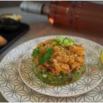 geraeucherter-lachs-auf-avocado-tomaten-salsa-mit-honig-senf-dressing