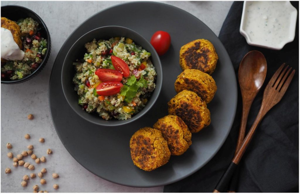 falafel-mit-joghurt-minz-dressing-und-quinoa-salat