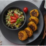 falafel-mit-joghurt-minz-dressing-und-quinoa-salat