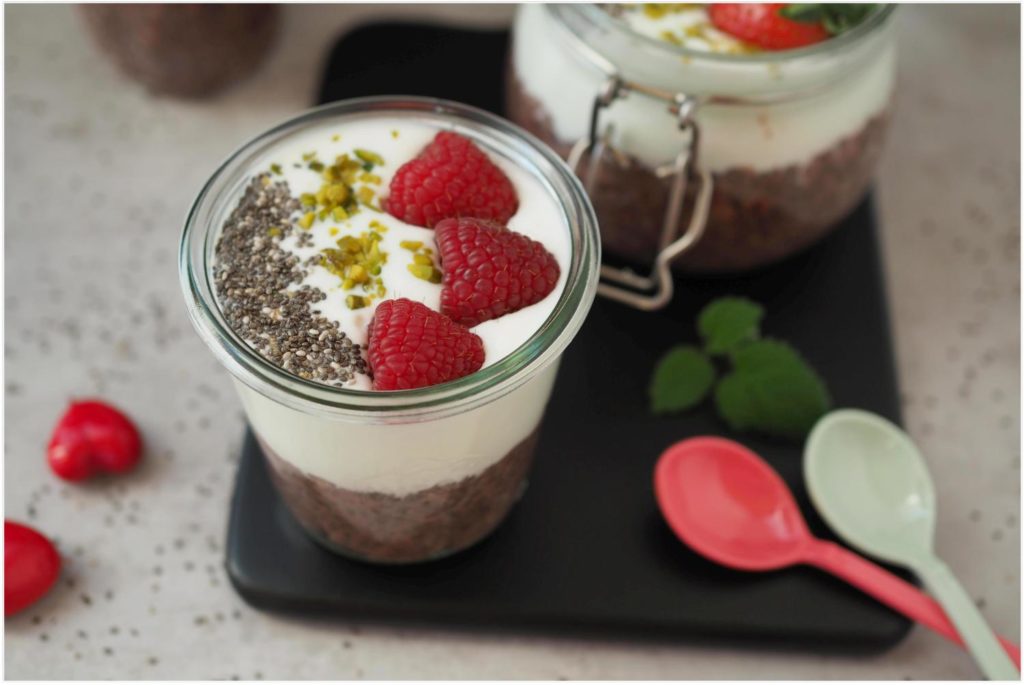 meal-prep-acai-erdbeer-chia-protein-oats-gesundes-fruehstueck