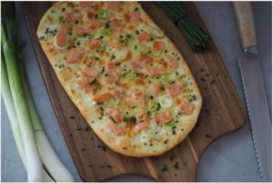 lachs-flammkuchen-schnittlauch –frühlingszwiebeln-weisswein