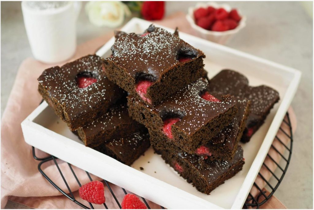 fluffige-protein-brownies-mit-apfelmus-statt-butter-und-himbeeren