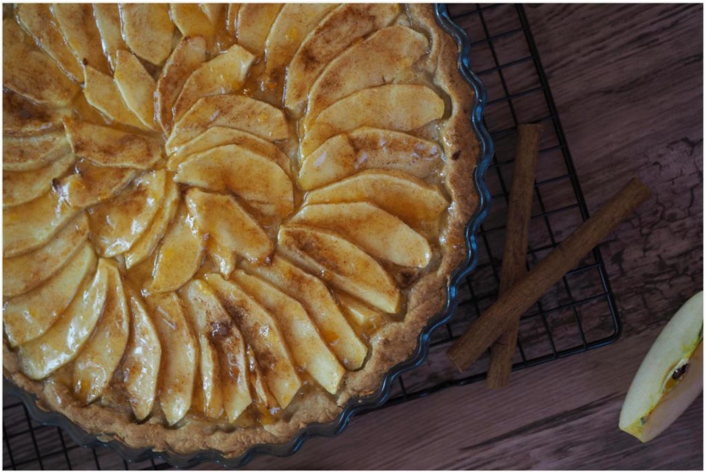 glasierter-apfelkuchen-mit-pudding-und-aprikosen-konfituere