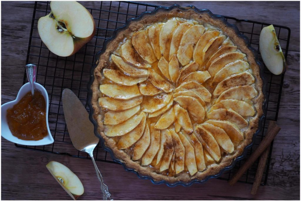 glasierter-apfelkuchen-mit-pudding-und-aprikosen-konfituere