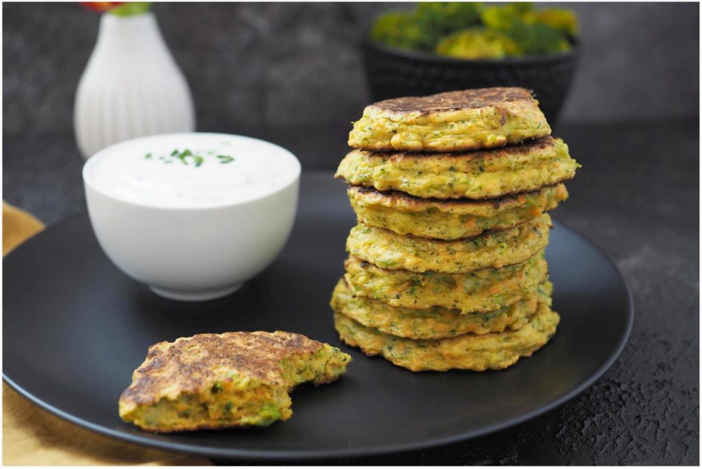 Brokkoli-Karotten Taler mit Skyr-Schnittlauch Dip - Wiewowasistgut