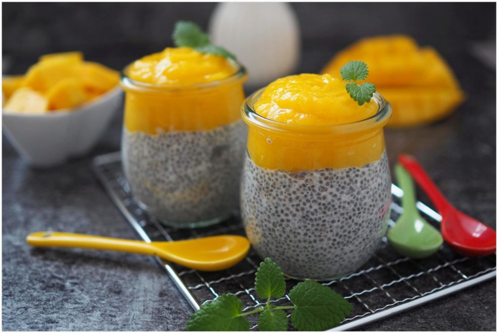 fluffiger-protein-chia-pudding-mit-puerierter-mango