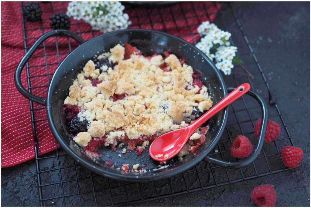 fruchtiger-beeren-crumble-mit-zimt-streuseln