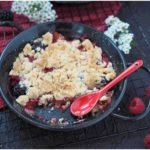 fruchtiger-beeren-crumble-mit-zimt-streuseln