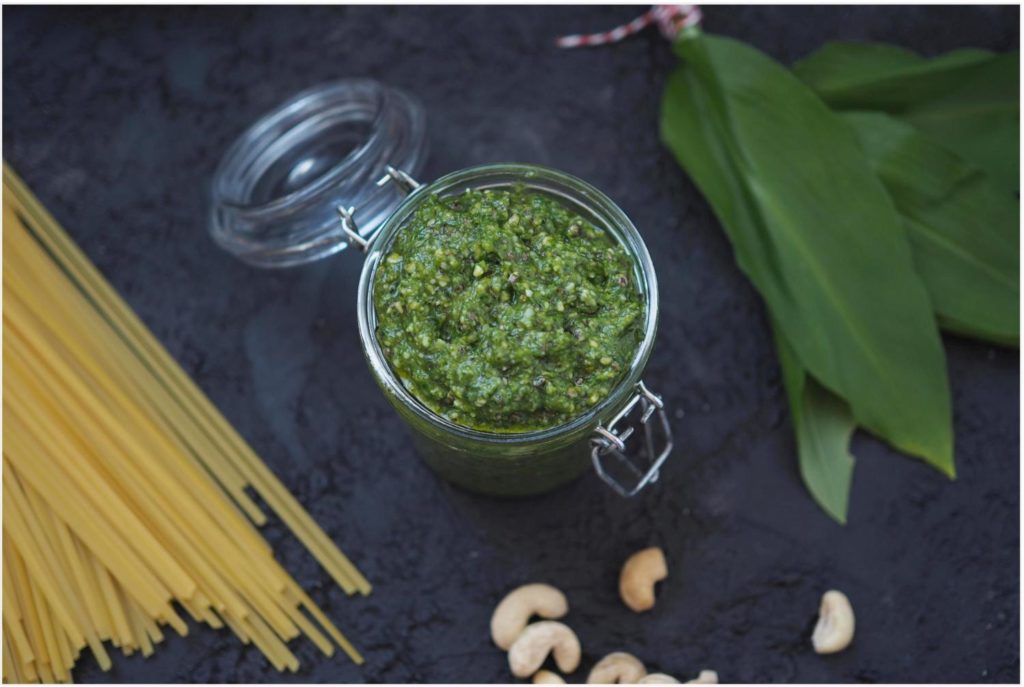 cashew-pesto-mit-kraeutern-und-rucola-vegan-bärlauch-basilikum