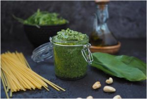 cashew-pesto-mit-kraeutern-und-rucola-vegan-bärlauch-basilikum