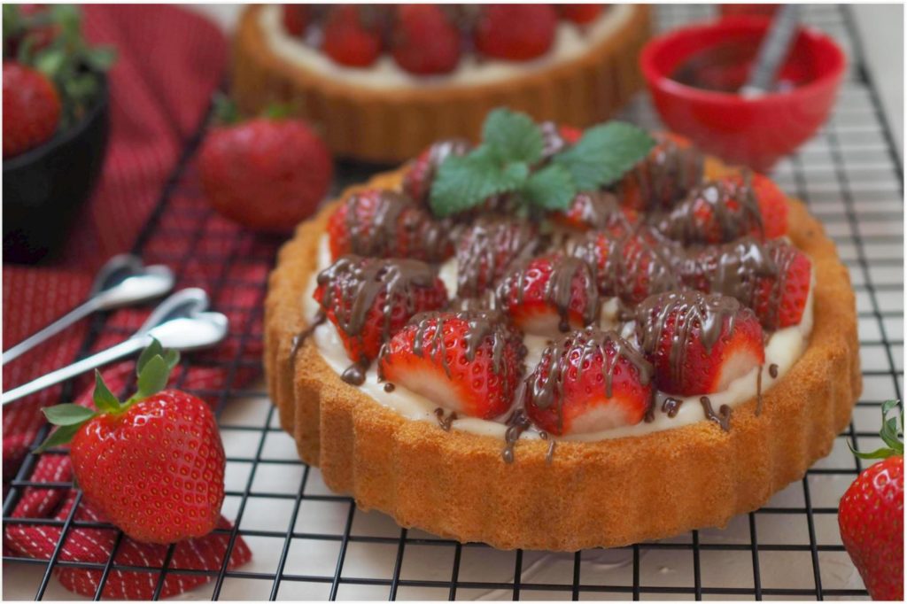 10-minuten-erdbeer-pudding-torte-mit-vanille-erdbeer-marmelade-schokolade