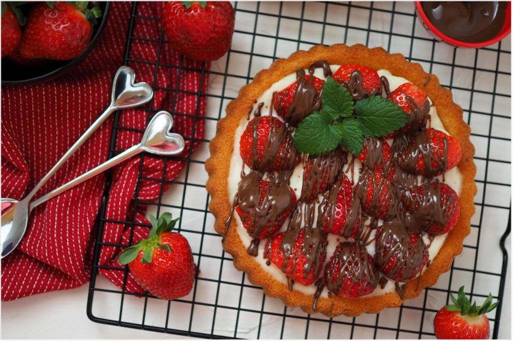10-minuten-erdbeer-pudding-torte-mit-vanille-erdbeer-marmelade-schokolade