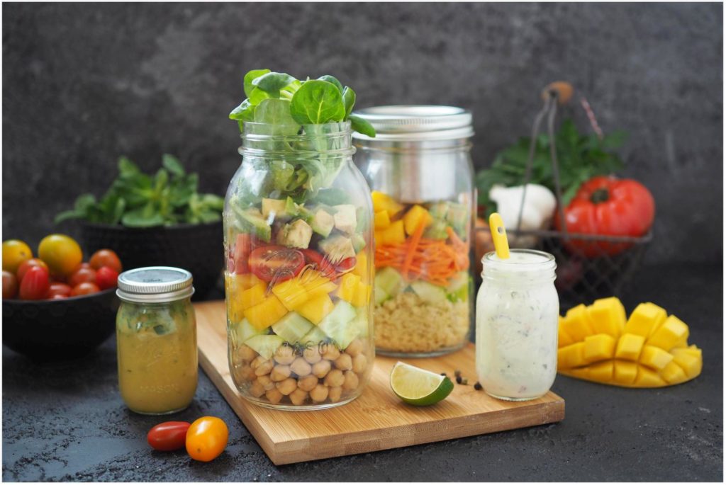 salat-to-go-kichererbsen-mango-fruehlingssalat-mit-2-verschiedenen-dressings-sanotact