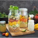 salat-to-go-kichererbsen-mango-fruehlingssalat-mit-2-verschiedenen-dressings-sanotact