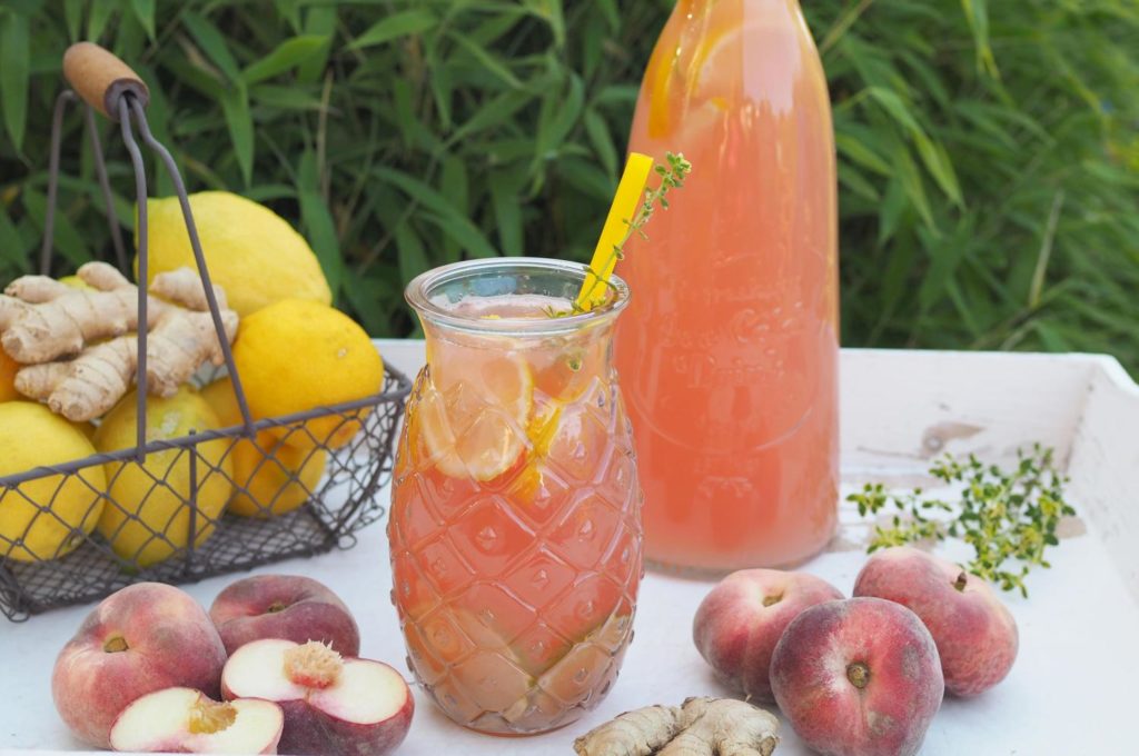 pink-lemonade-erfrischender-pfirsich-ingwer-eistee-mit-zitronen-thymian