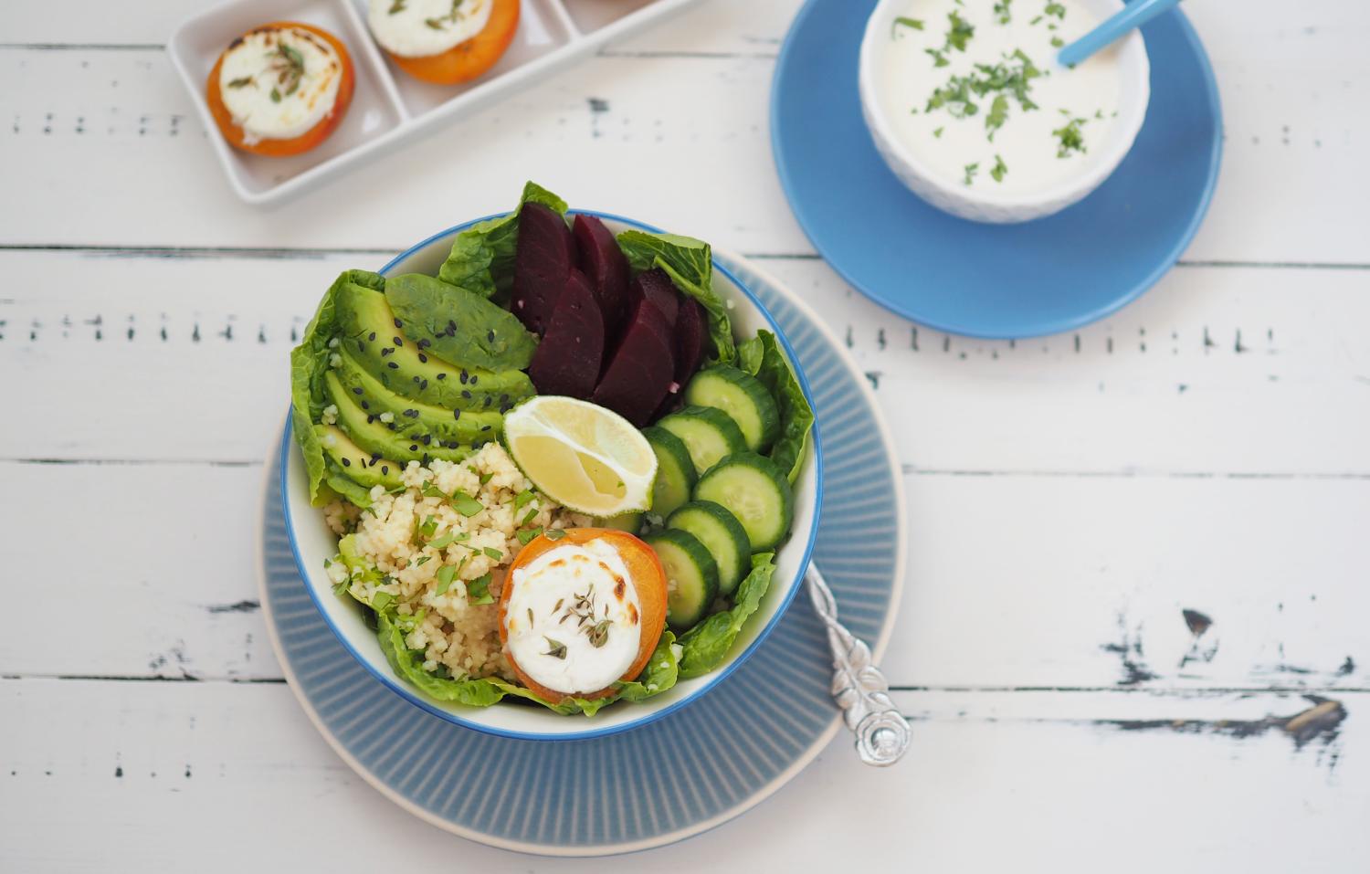 Couscous-Salat-Bowl mit Aprikosen und gratiniertem Ziegenkäse