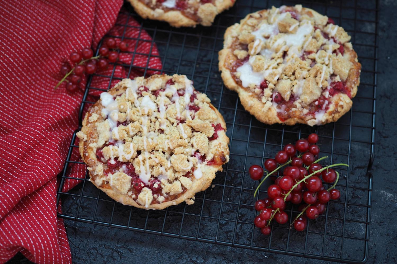 Blitzschnelle Johannisbeer-Streuseltaler mit Limetten-Zuckerguss ...