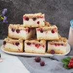 kaesekuchen-mit-beeren-aus-dem-garten-zimtstreuseln