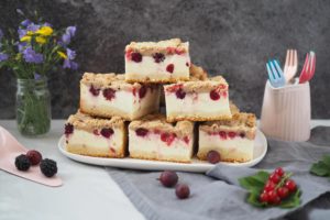 kaesekuchen-mit-beeren-aus-dem-garten-zimtstreuseln